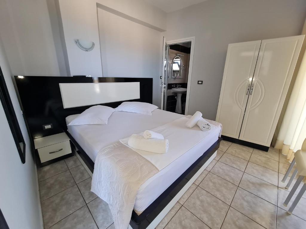 Postel nebo postele na pokoji v ubytování Hotel Ardiani