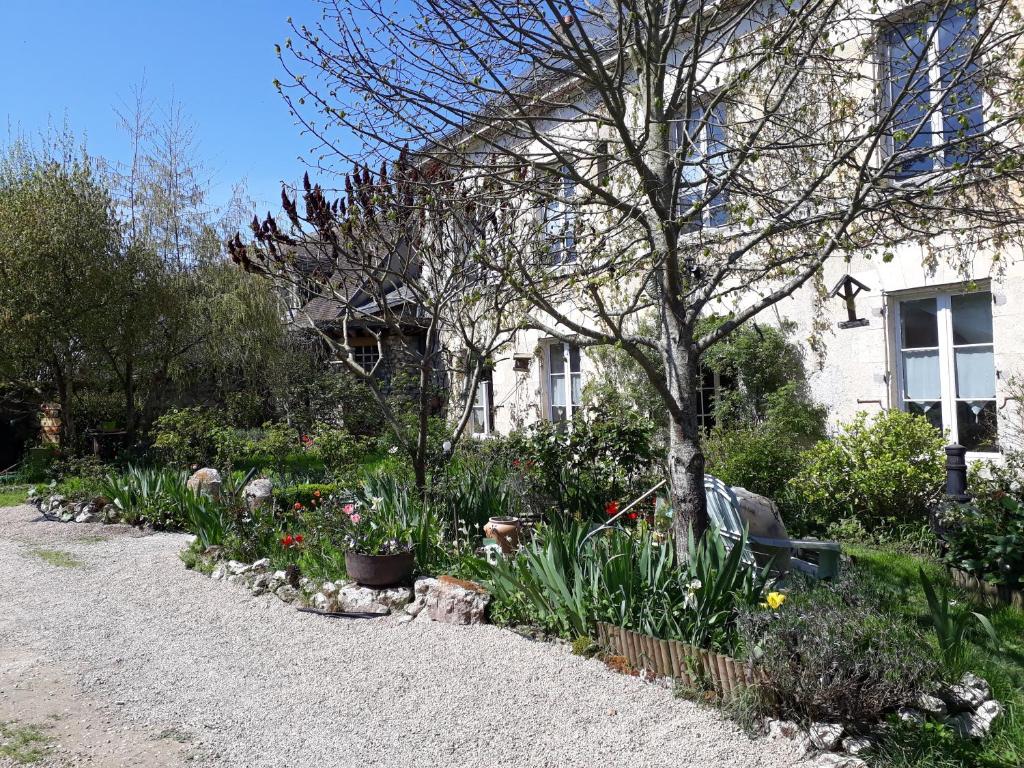 um jardim com flores em frente a uma casa em Le Clos Joséphine em Saint-Dyé-sur-Loire