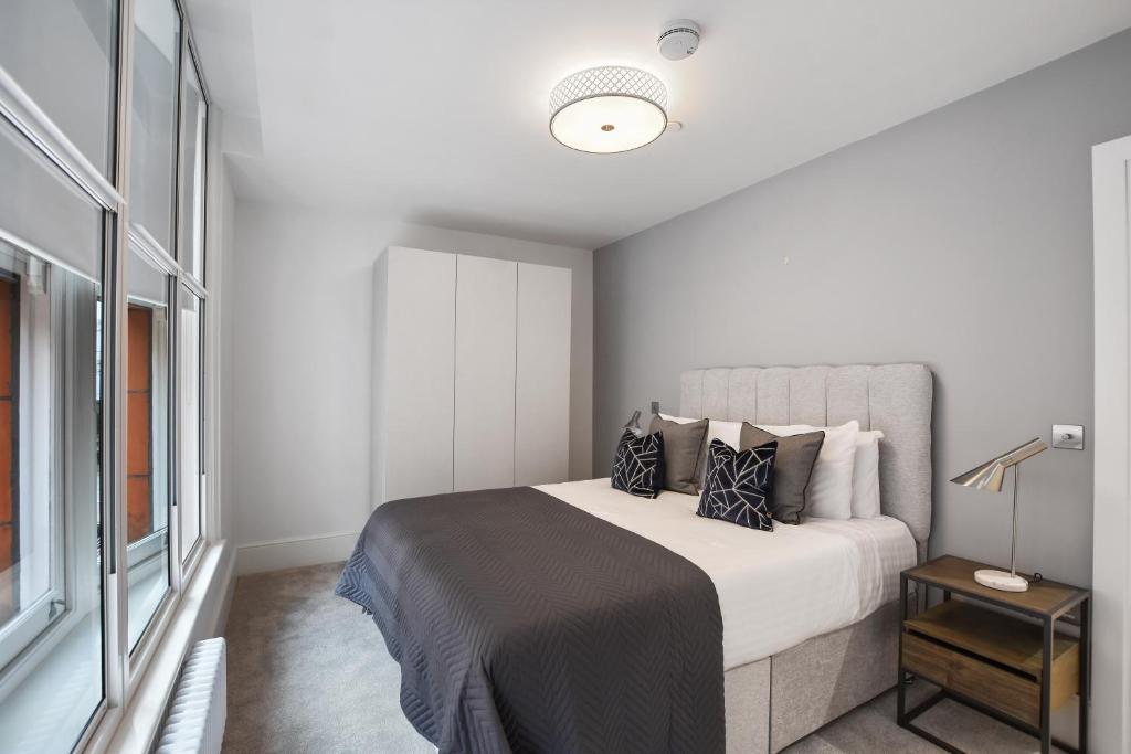 een slaapkamer met een groot bed in een kamer bij Victoria House by Q Apartments in Reading