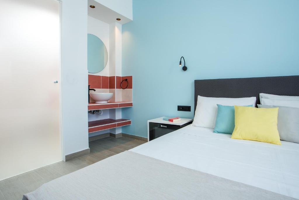 Postel nebo postele na pokoji v ubytování Faliraki Premium Hotel
