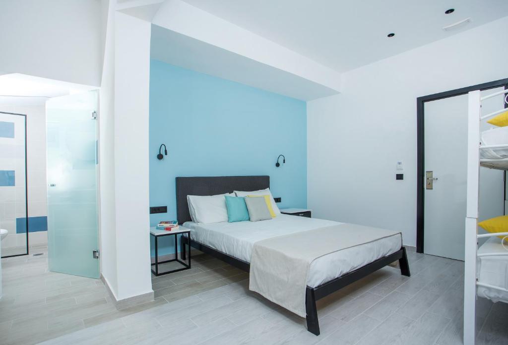 Postel nebo postele na pokoji v ubytování Faliraki Premium Hotel