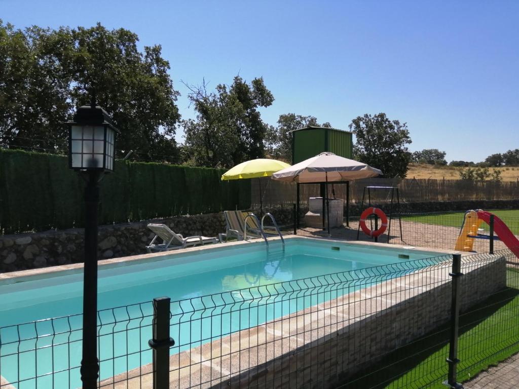 una piscina con una valla alrededor en Alojamientos Lunada en Candeleda