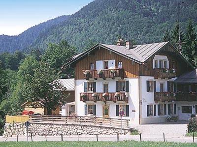 une grande maison en face d'une montagne dans l'établissement Pension Villa Lockstein, à Berchtesgaden
