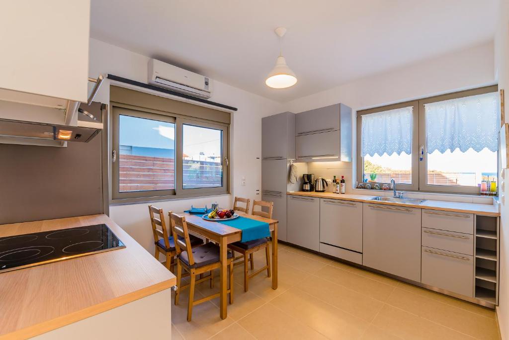 Kuchyň nebo kuchyňský kout v ubytování Filoxenia Villas