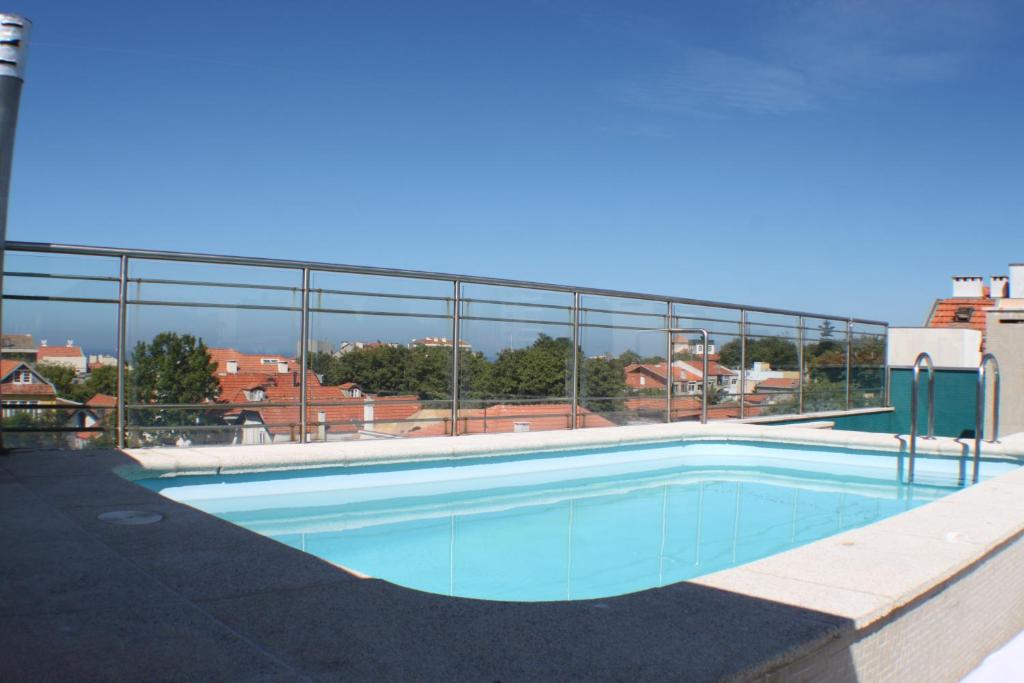 - une grande piscine au-dessus d'un bâtiment dans l'établissement Apartamentos Foz O Porto, à Porto