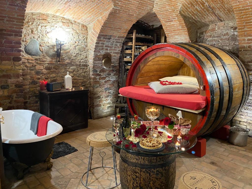 bagno con vasca, letto e vasca. di Al Silter a Capriate San Gervasio
