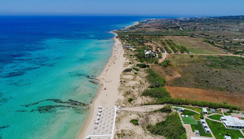 - une vue aérienne sur la plage et l'océan dans l'établissement Casetta di Silvia by BarbarHouse, à Marina di Pescoluse