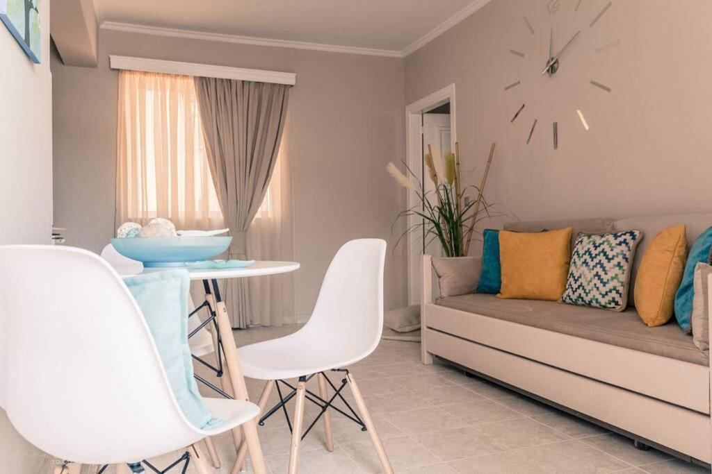 Posezení v ubytování Remvi Deluxe Apartment 104 with Sea View