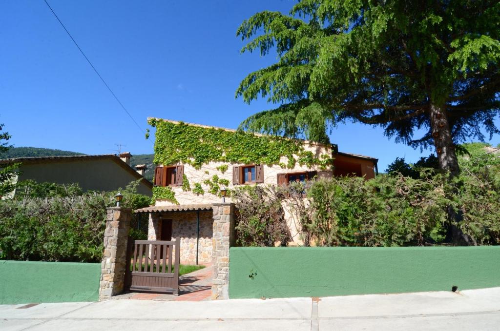 a house with a green fence in front of it at CASA TERESA in Albanya