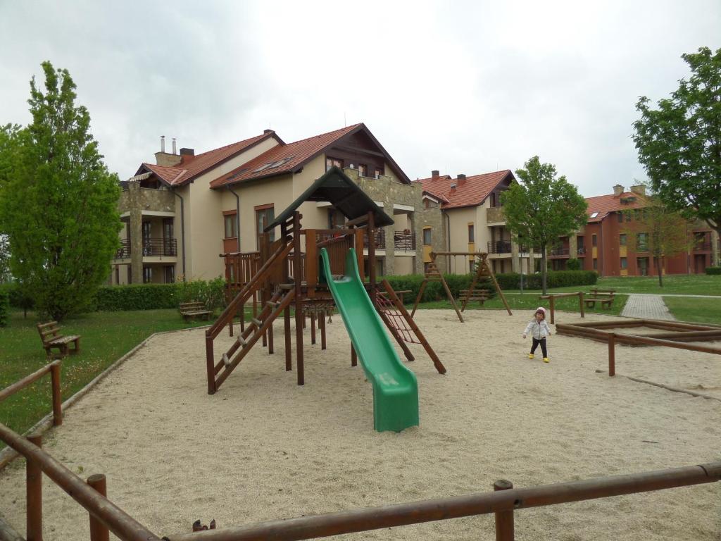 Herní místnost nebo prostor pro děti v ubytování Nia Családi Apartman