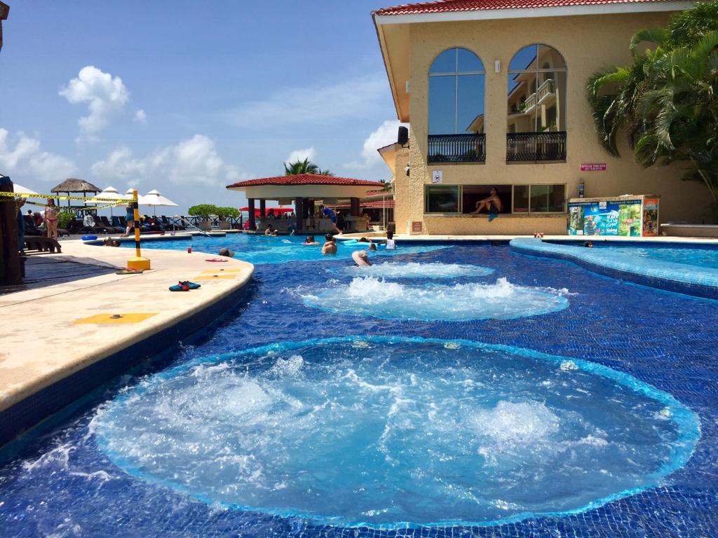 Bazén v ubytování Caribbean apartment nebo v jeho okolí