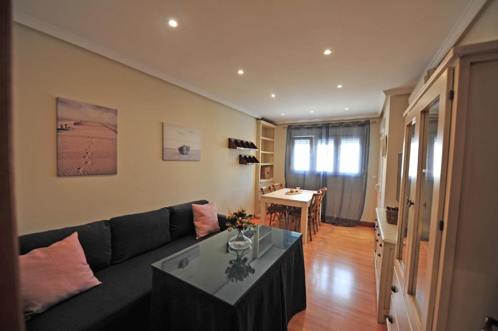 sala de estar con sofá y mesa en Avenida Paseo 3 Rooms 2 baños, en Cádiz