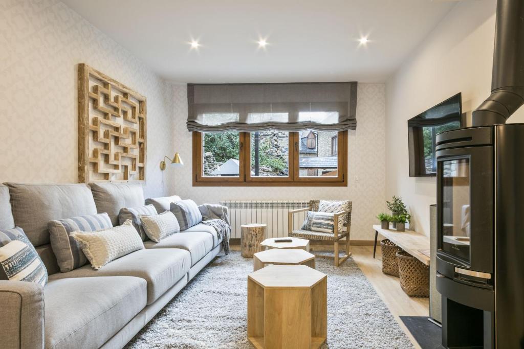a living room with a couch and a table at Luderna - Apartamento Dera Airola in Gessa