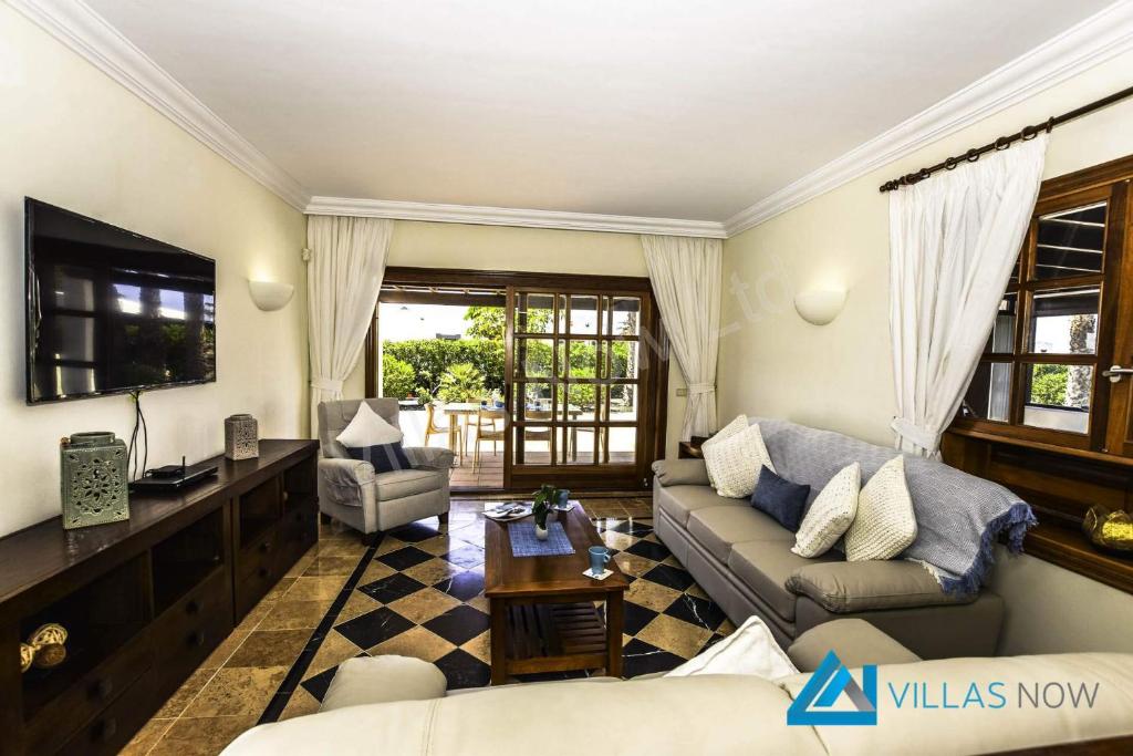TV a/nebo společenská místnost v ubytování Villa Henry - LH187 By Villas Now Ltd