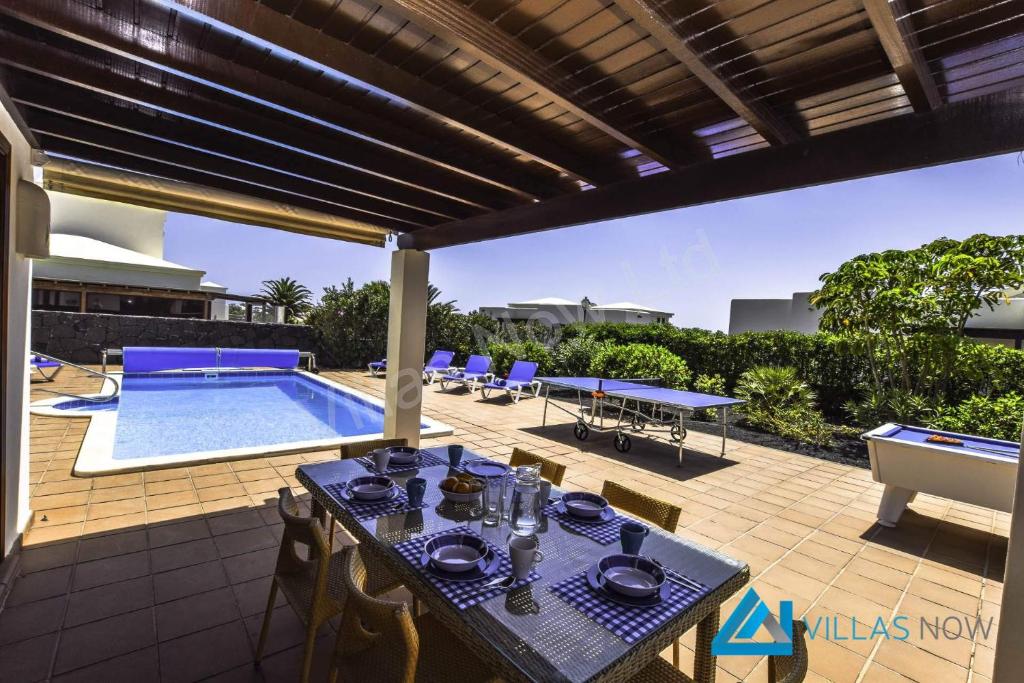 Bazén v ubytování Villa Henry - LH187 By Villas Now Ltd nebo v jeho okolí