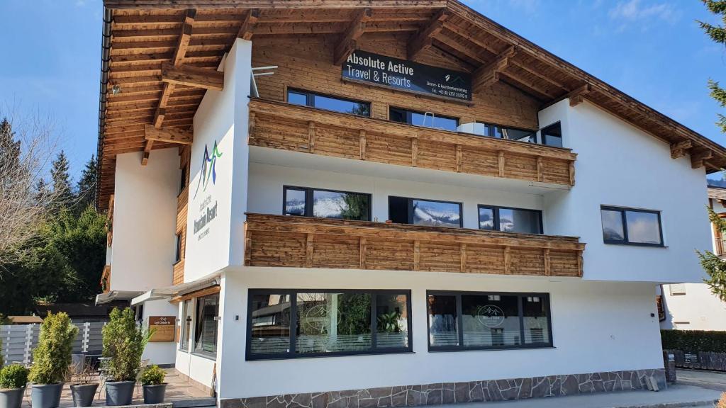 ein Apartmenthaus mit Holzfassade in der Unterkunft Roulette Apartments und Zimmer Kirchberg in Kirchberg in Tirol