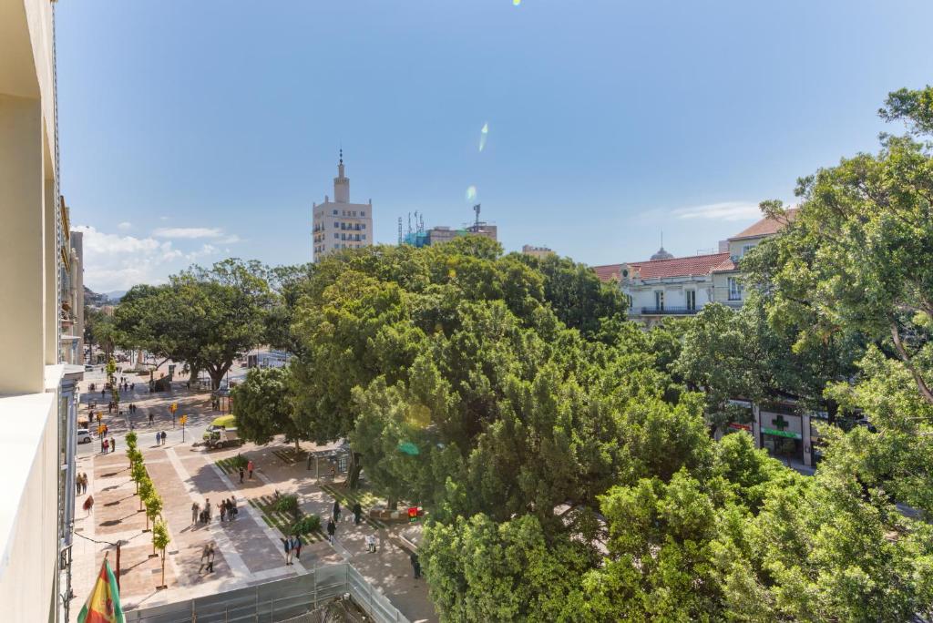 een uitzicht over een stad met bomen en gebouwen bij Holidays2Malaga Central Alameda View in Málaga