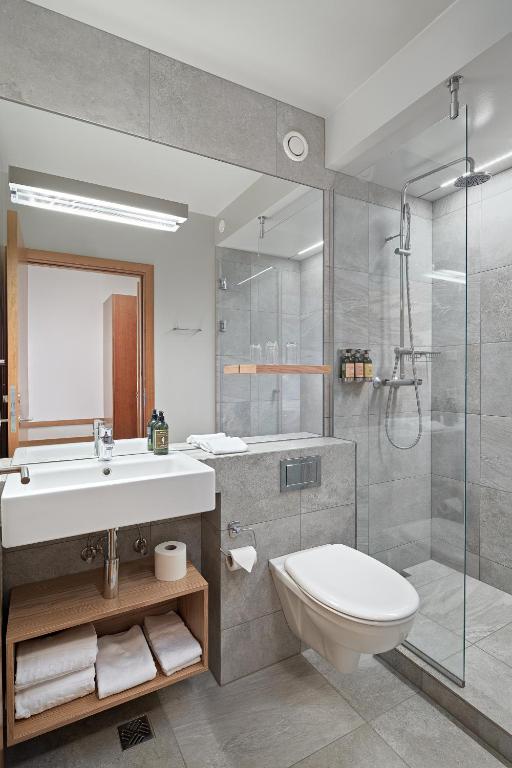 uma casa de banho com um lavatório, um WC e um chuveiro em Hérað - Berjaya Iceland Hotels em Egilsstadir