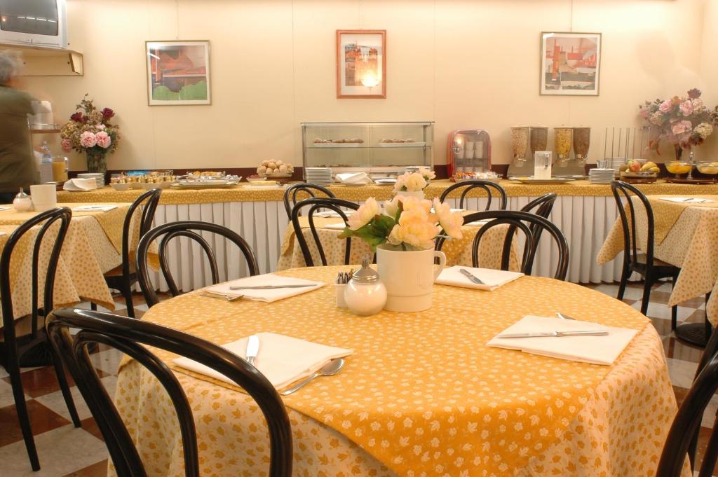 Reštaurácia alebo iné gastronomické zariadenie v ubytovaní Hotel San Marco