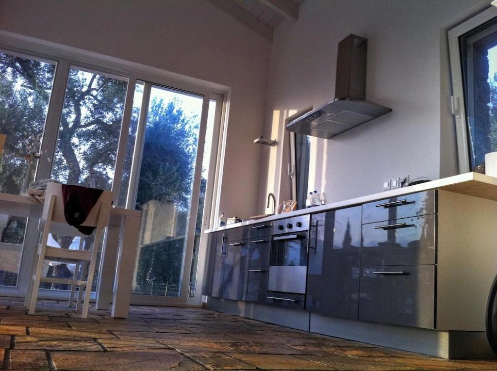 A kitchen or kitchenette at Natur-Steinhaus mit Meerblick: hell, ruhig, exklusiv, strandnah