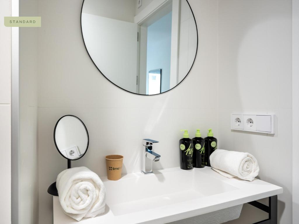 limehome Sevilla Calle Torcuato Luca de Tena, Sevilla – 2022 ...