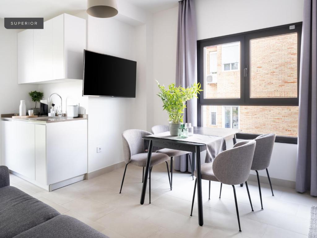 Limehome Sevilla Calle Torcuato Luca de Tena - Digital Access - Resim 32