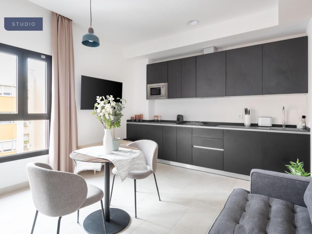 Limehome Sevilla Calle Torcuato Luca de Tena - Digital Access - Resim 43