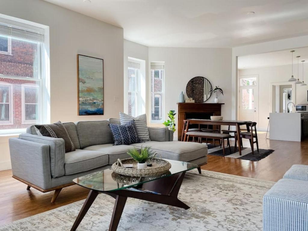 Ruang duduk di Historic 1900s Townhome with a Modern Flair