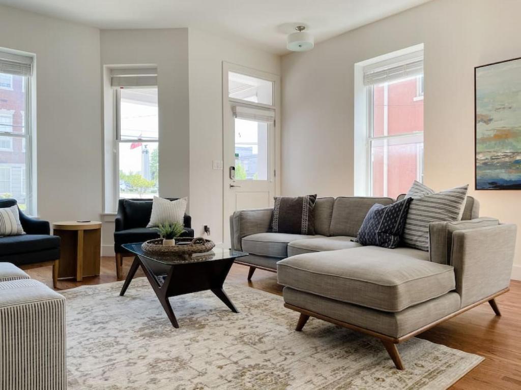 Posezení v ubytování Historic 1900s Townhome with a Modern Flair