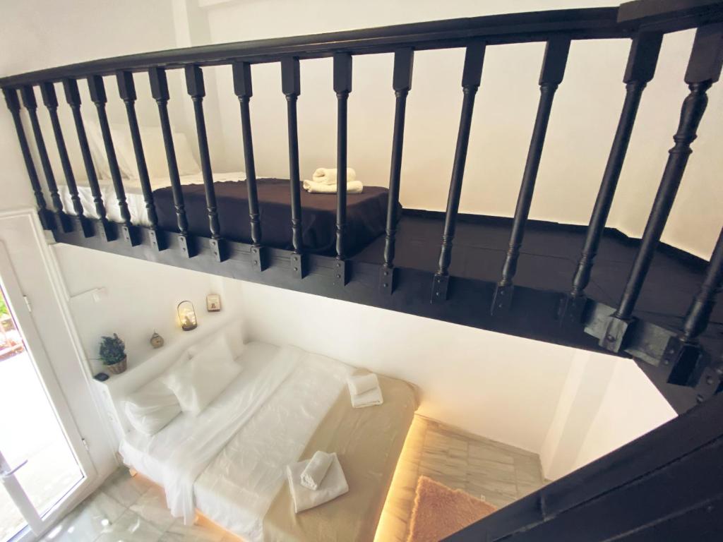 雅典的住宿－Thisio Loft，楼梯上设有浴缸的房间