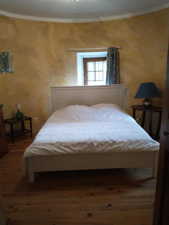 En eller flere senger på et rom på Gîte Ciel Bleu Château d'Allemagne En Provence
