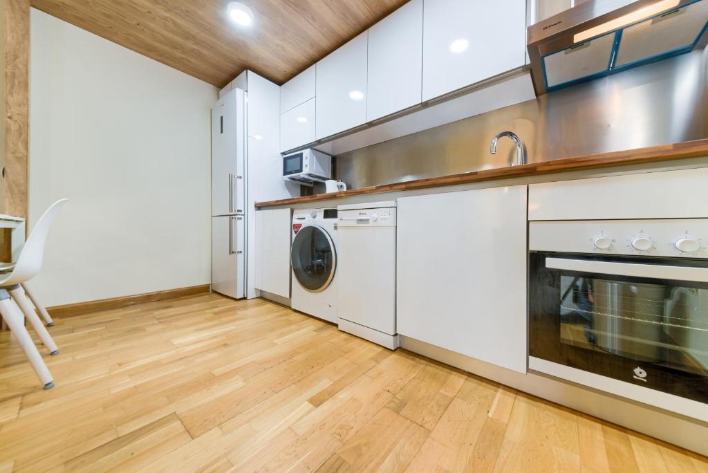 Kuchyňa alebo kuchynka v ubytovaní Holidays2Malaga Soho Penthouse