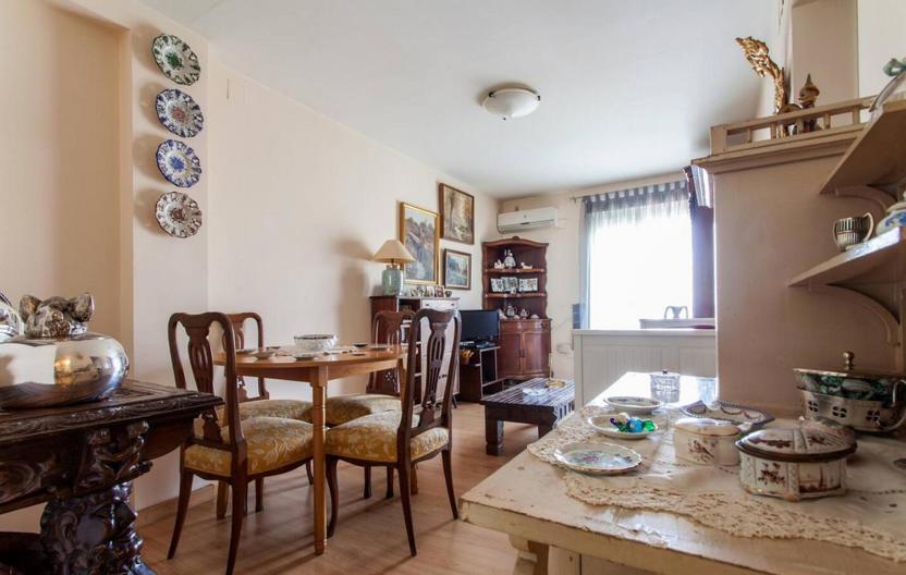 eine Küche und ein Esszimmer mit Tisch und Stühlen in der Unterkunft Habitación piso compartido in Sevilla