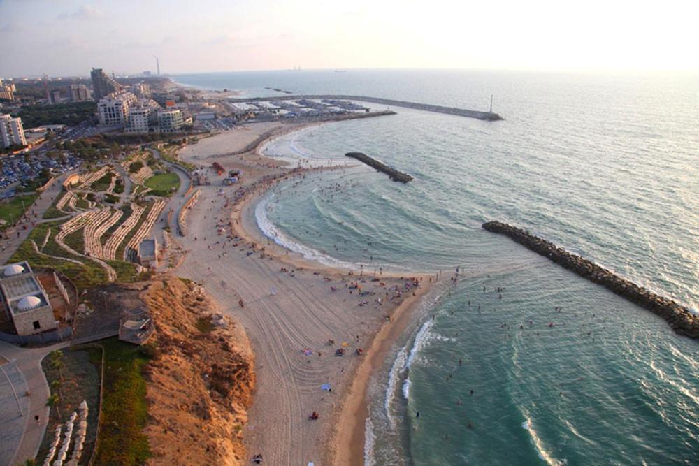 - une vue aérienne sur une plage avec des personnes dans l'eau dans l'établissement Rotem Suite in MARINA ASHKLON, à Ashkelon