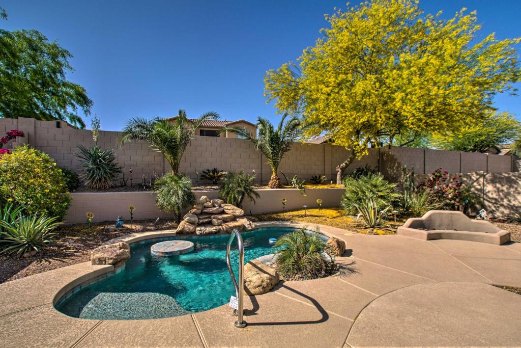 Hồ bơi trong/gần Sunny Arizona Oasis with Private Pool and Lush Patio