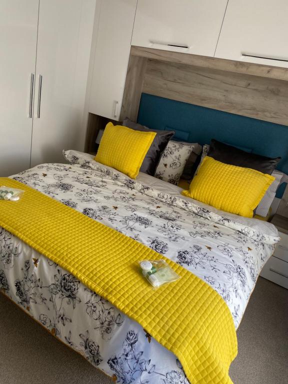 En eller flere senge i et værelse på Glade Lodge- North Devon Coast, Bideford Bay Caravan Park