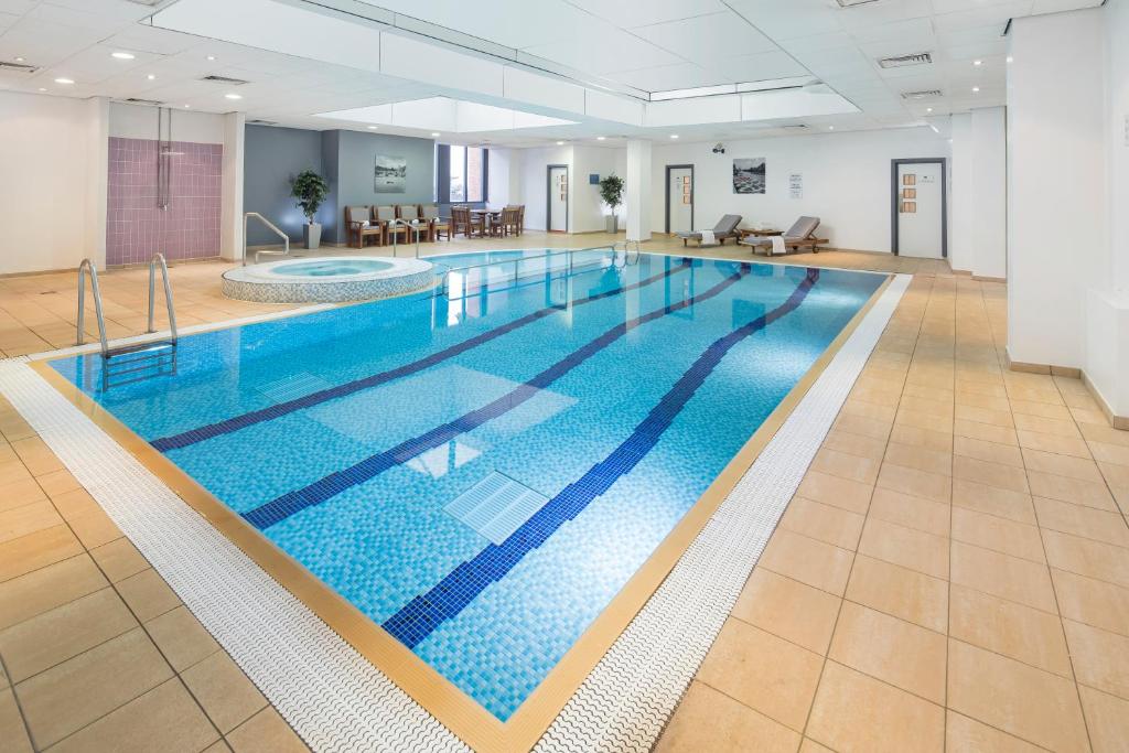 ein großer Pool in einem Hotelzimmer in der Unterkunft Crowne Plaza Chester, an IHG Hotel in Chester