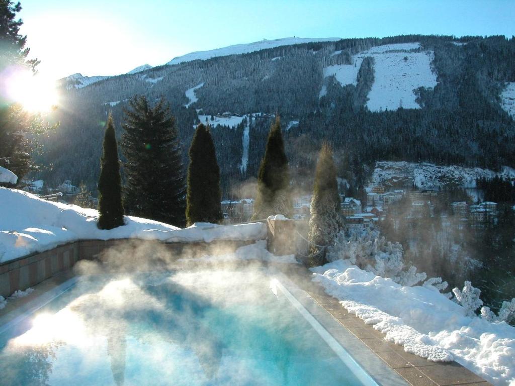 Nespecifikovaný výhled na hory nebo výhled na hory při pohledu z hotelu