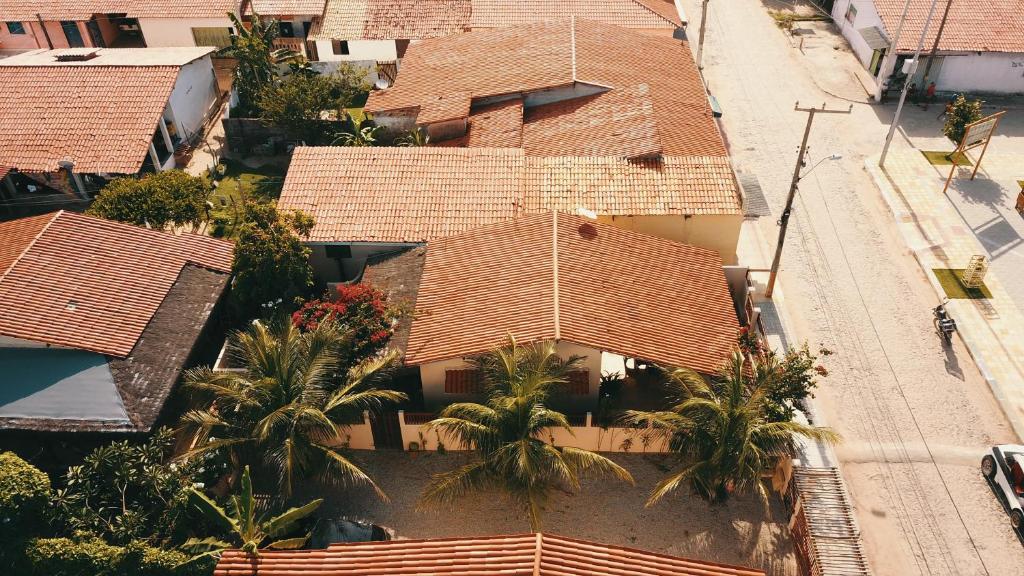 einen Blick über ein Haus mit Palmen in der Unterkunft Os Navegantes A in Guajiru