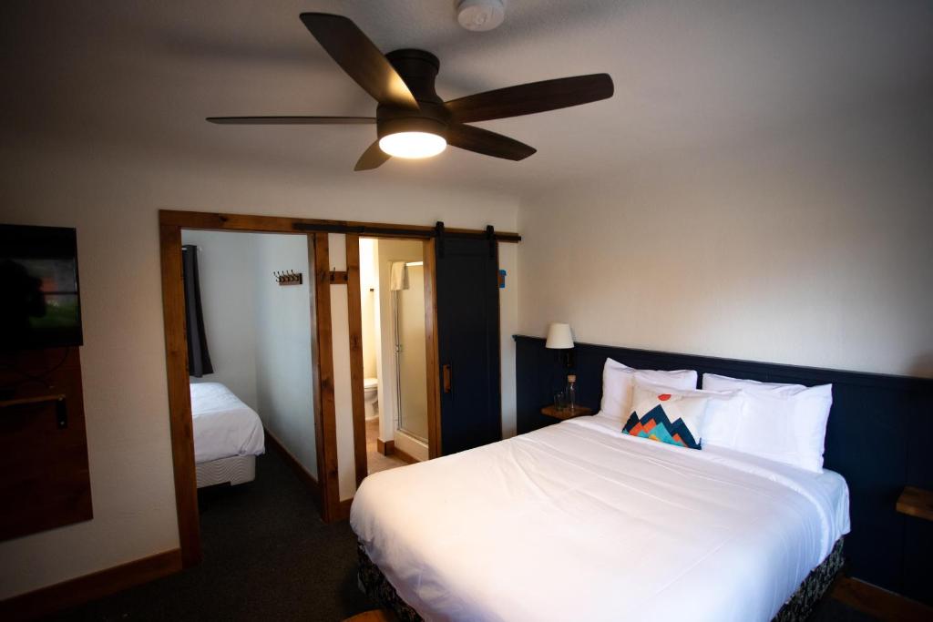 Postel nebo postele na pokoji v ubytování Left Coast Lodge - Pet Friendly