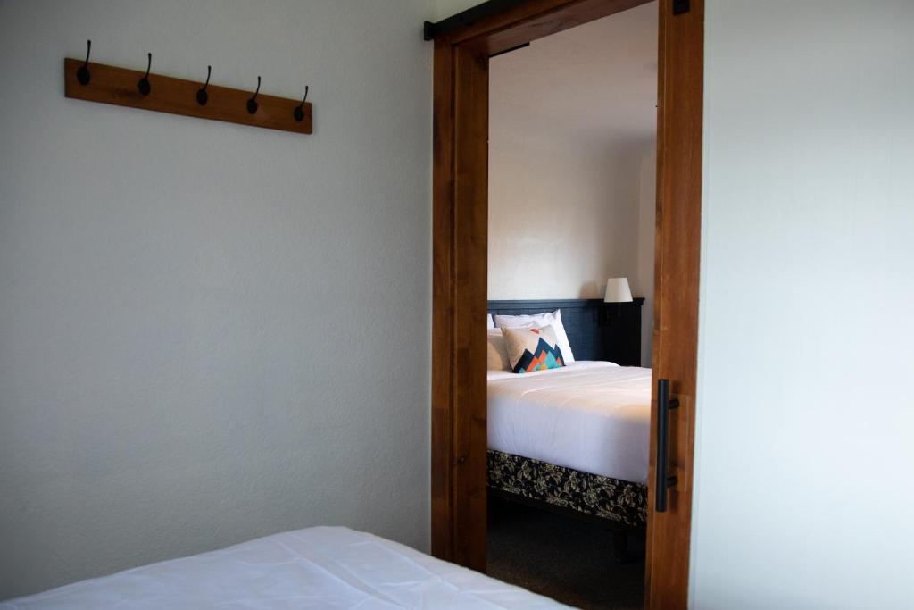 Postel nebo postele na pokoji v ubytování Left Coast Lodge - Pet Friendly