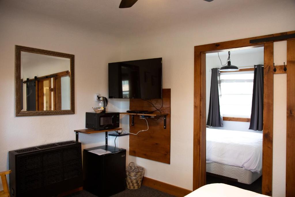 Postel nebo postele na pokoji v ubytování Left Coast Lodge - Pet Friendly