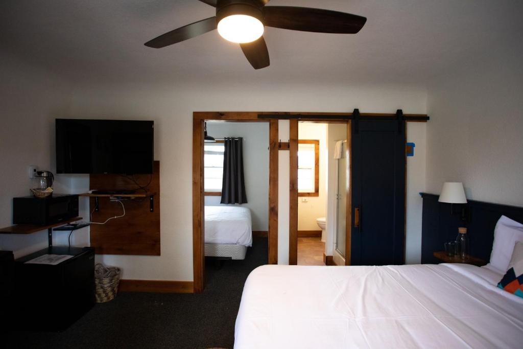 Postel nebo postele na pokoji v ubytování Left Coast Lodge - Pet Friendly
