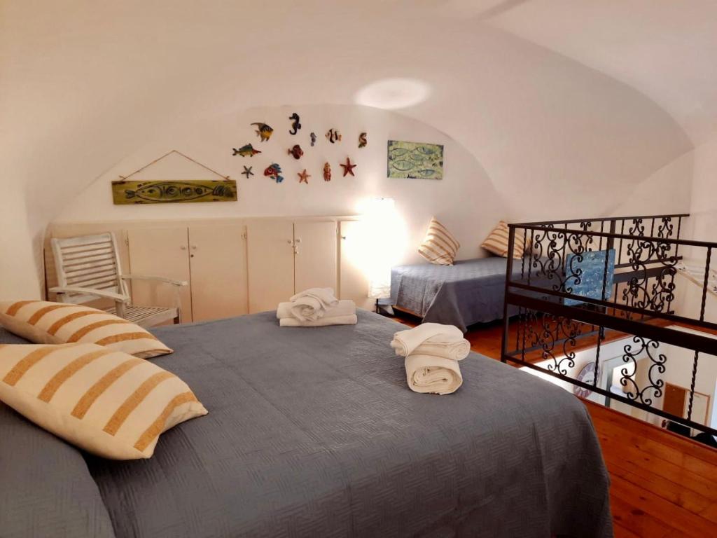 um quarto com 2 camas e toalhas em A Casa di Paola em Gaeta