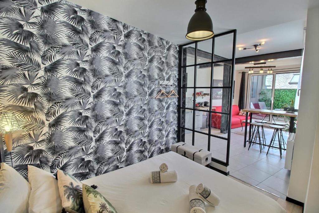 - un salon avec un canapé blanc et un mur dans l'établissement Appartement centre-ville avec terrasse INDUS, à Vannes