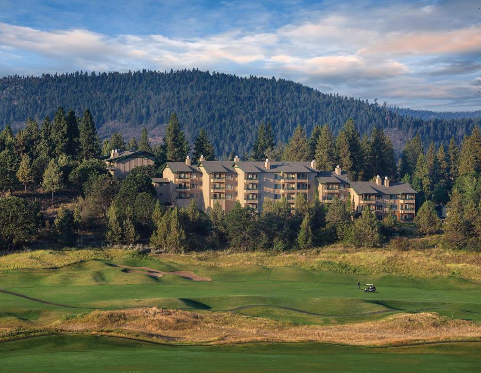 a view of a resort with a golf green at WorldMark Running Y in Klamath Falls