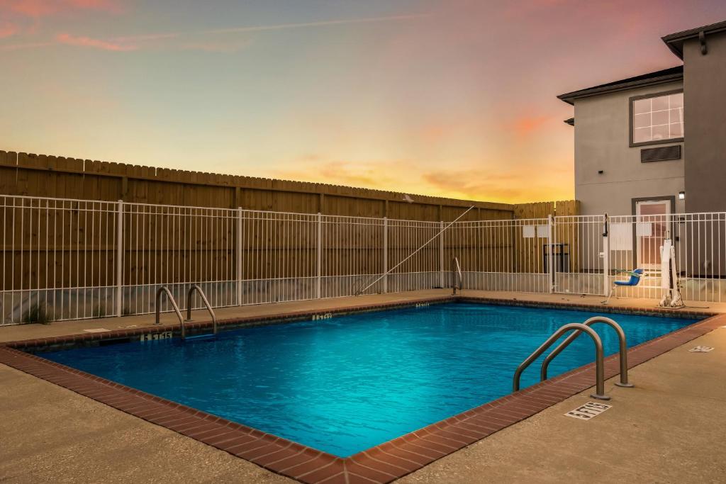 Red Roof Inn & Suites Lake Charles photo