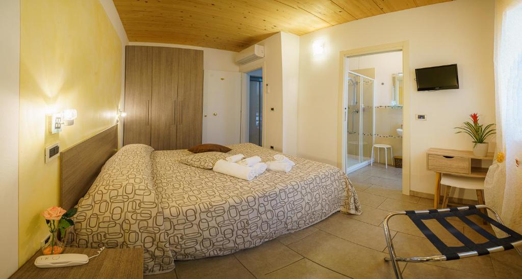 Televízia a/alebo spoločenská miestnosť v ubytovaní Albergo La Lampara
