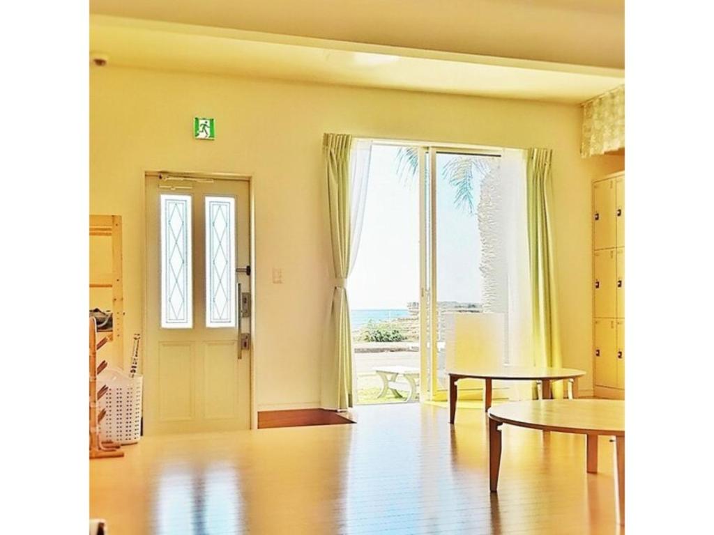 sala de estar con mesa y ventana grande en Orizon - Vacation STAY 21783v en Minamiboso