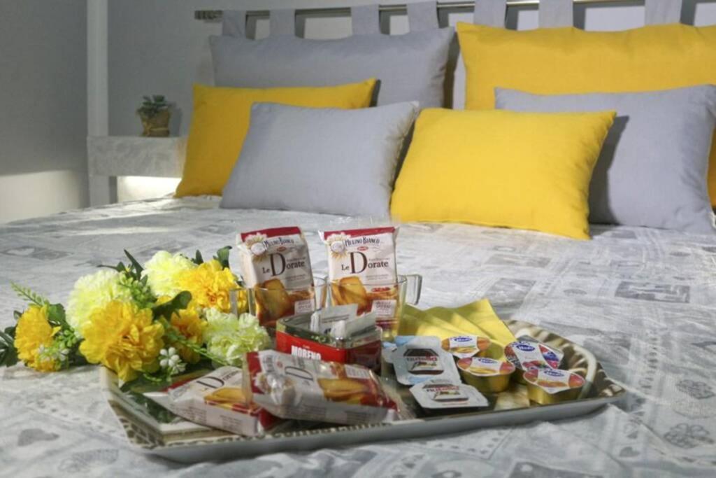 een dienblad met eten op een bed bij SS.casavacanza in Napels
